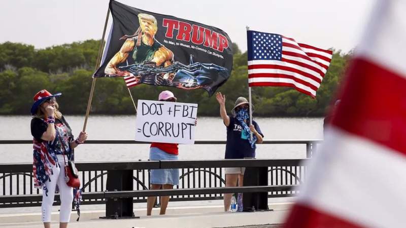  FBI, DHS Warn of Rise in Violent Threats Against Federal Agents After Trump's Home Raid 