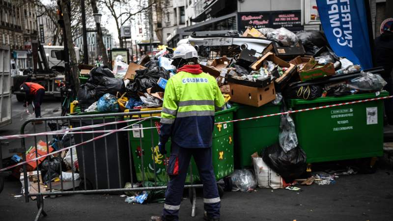 #MacronOrdure Trending in France After Woman Arrested for 'Insulting' Macron