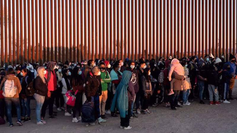 US Preps for Possible Surge in Border Crossings, as Officials Mull Lifting COVID Curbs