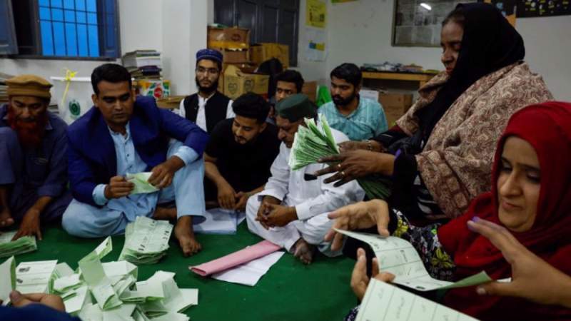  Pakistan Counts Votes After Polling Day Hit by Suspension of Mobile Services 