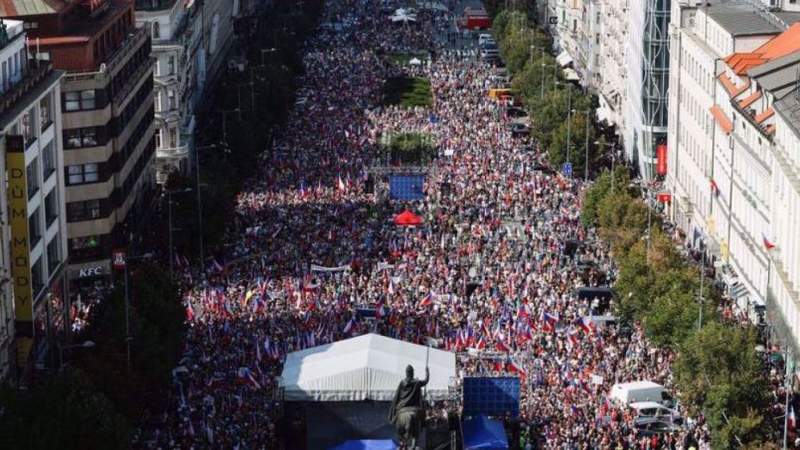 Thousands Protest in Prague, Demand Czech's Pro-Western Govt. Resign